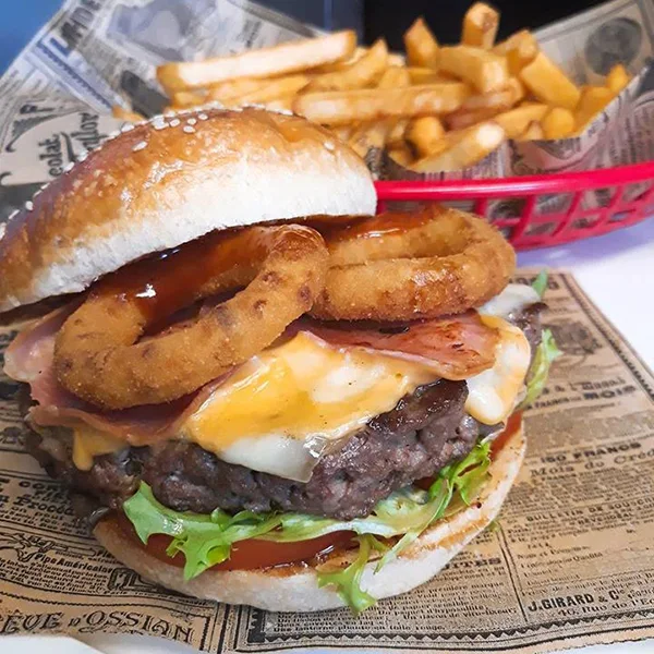 Burger Barbecue - Bacon, oignons rings, sauce barbecue et cheddar