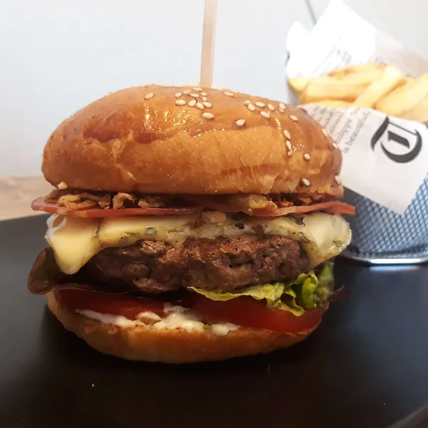 Burger Bleu - Fromage bleu, bacon, oignons frits et mayonnaise