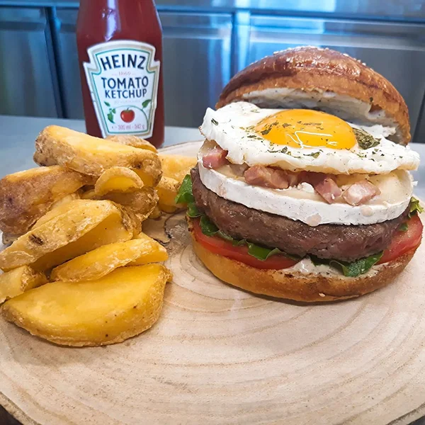 Burger Campagnard - Fromage de chèvre, lardons et sauce au poivre