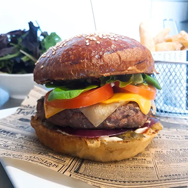 Le Classic - Burger maison avec cheddar, salade, tomates et oignons