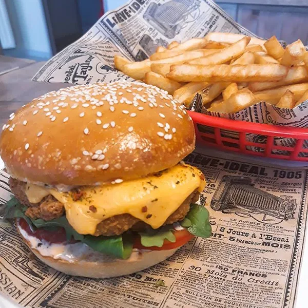 Burger Poulet Épicé - Sauce samouraï, cheddar épicé et tomates