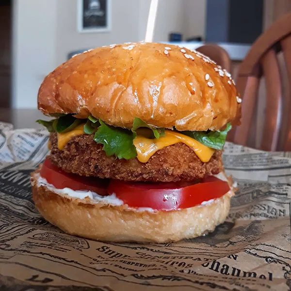Burger Poulet Pané - Sauce pommes frites, cheddar et salade