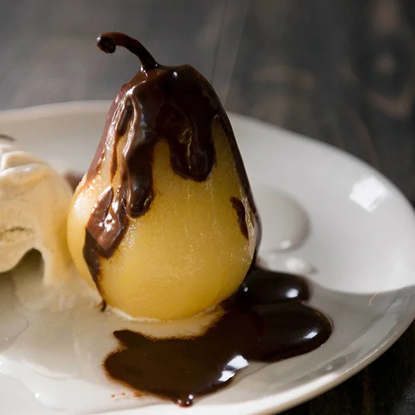 Poire Belle Hélène - Glace vanille, poires pochées, coulis chocolat et amandes
