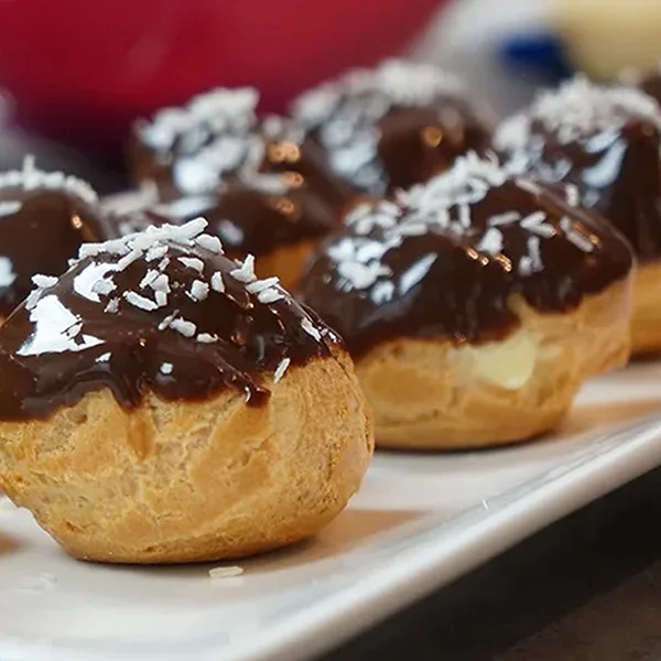 Profiteroles Vanille - Coulis chocolat chaud, chantilly et amandes