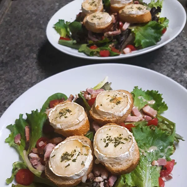 Salade Chèvre - Lardons, fromage de chèvre et miel